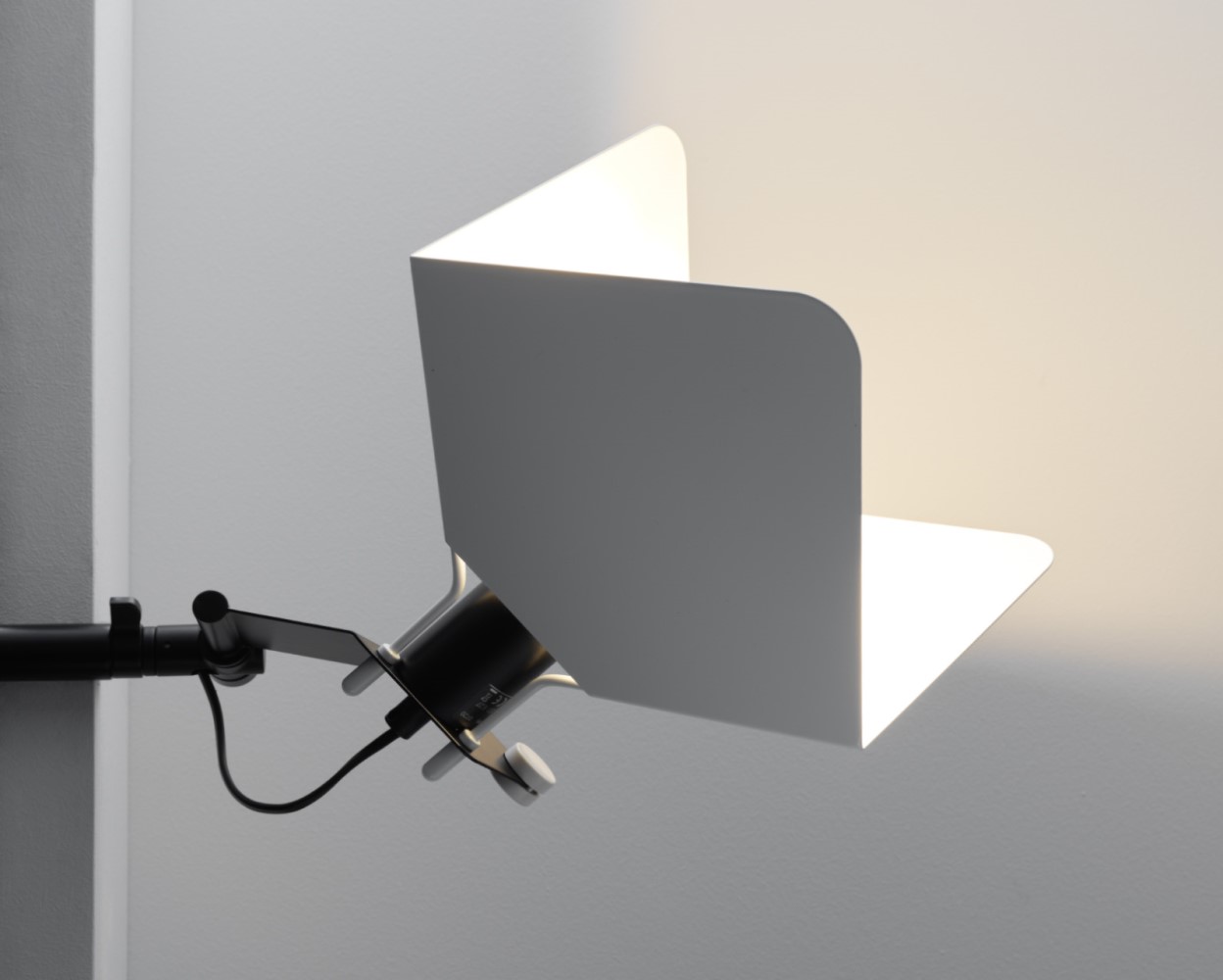 Triedro Clamp Lamp