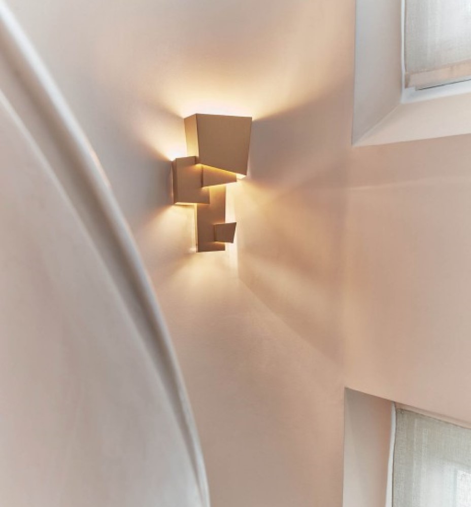 Wall lamp- varnished brushed brass 398mm